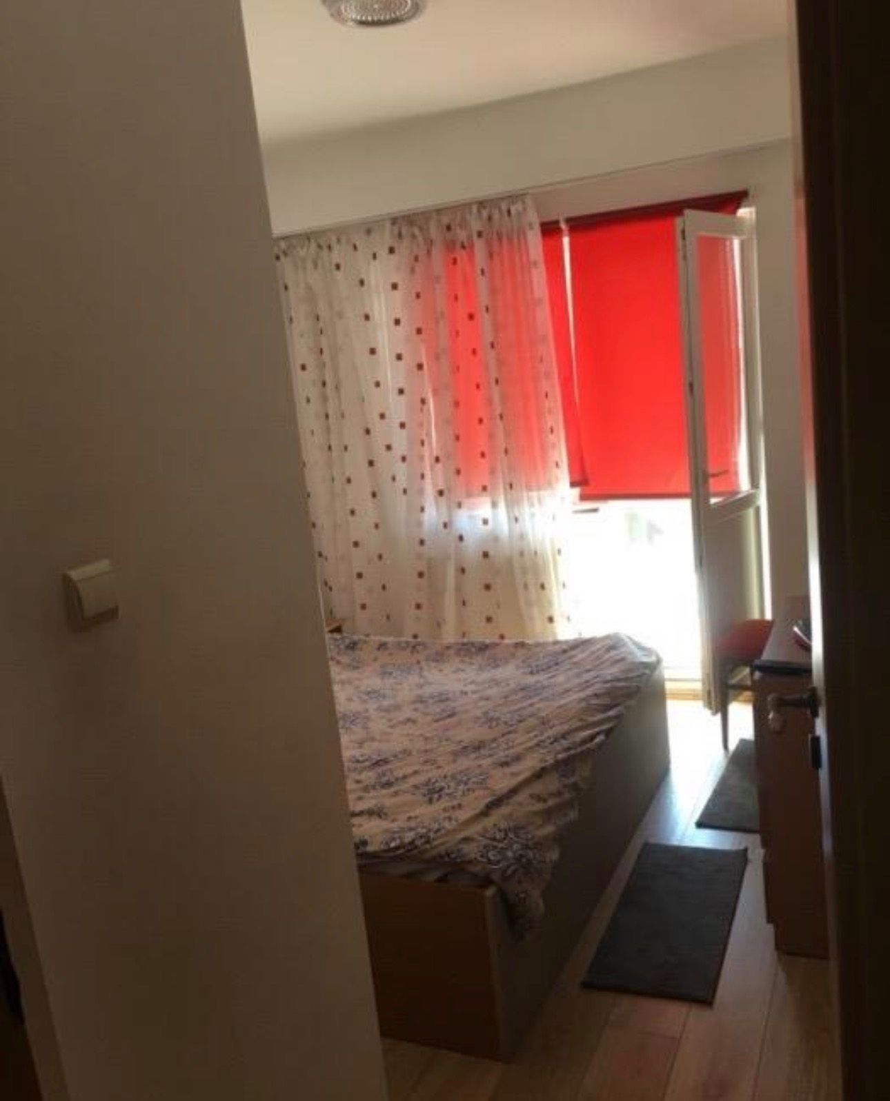 Una camera con letto e una finestra