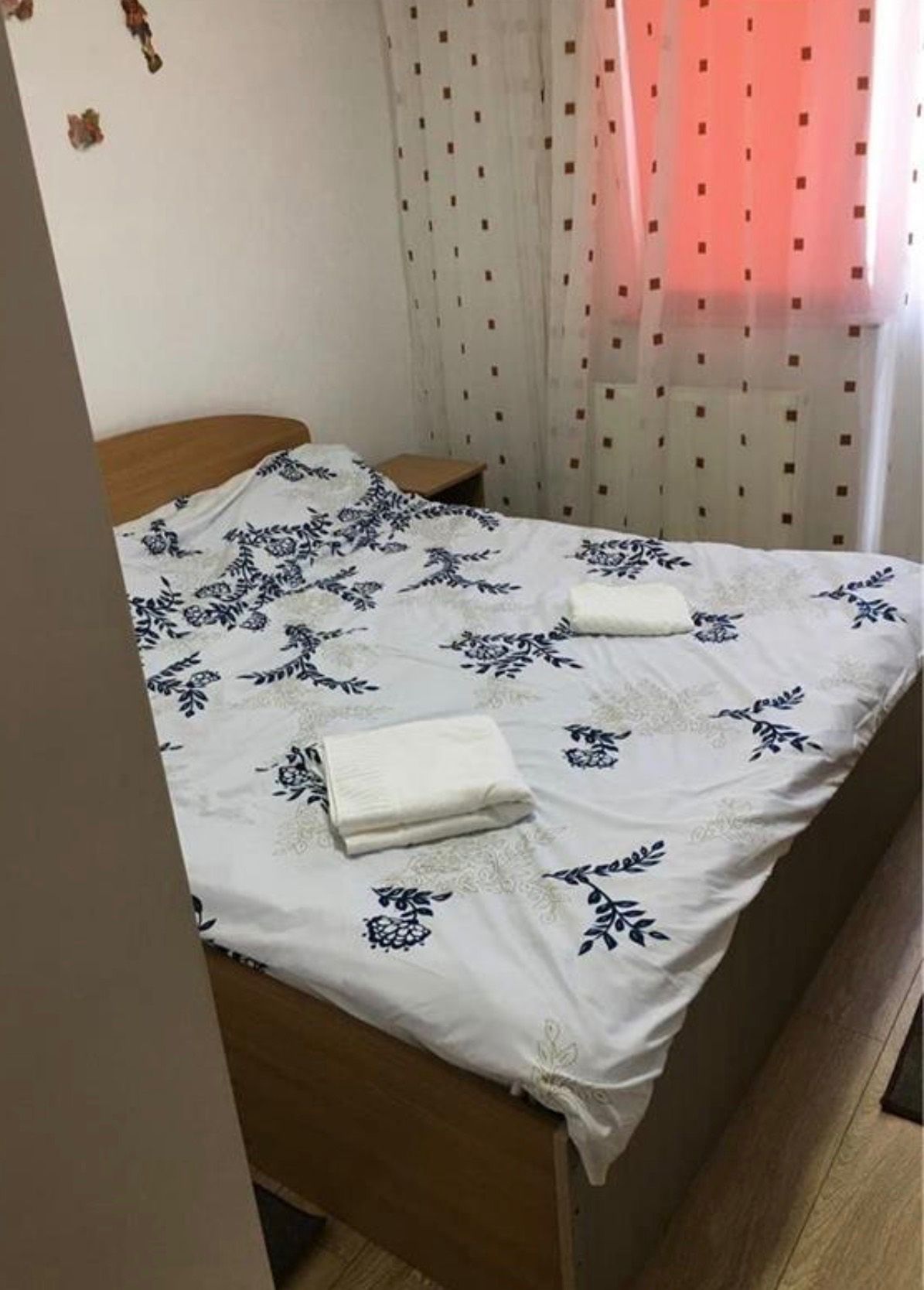 Una camera con letto e una finestra