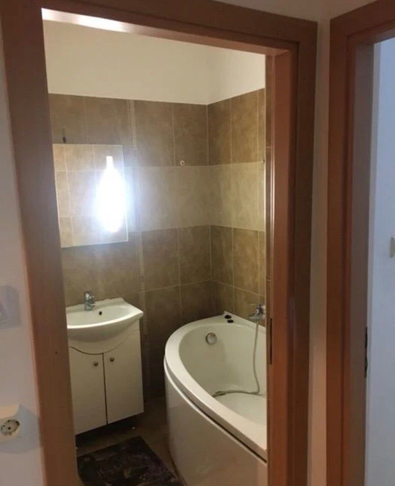 Un bagno con un bagno bianco e un divano bianco