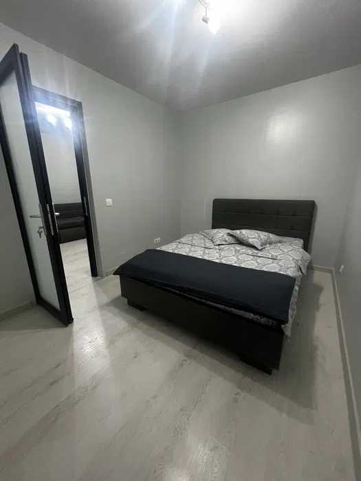 Una camera con un letto e una porta