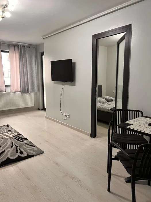 Una camera con un letto, una TV e uno specchio