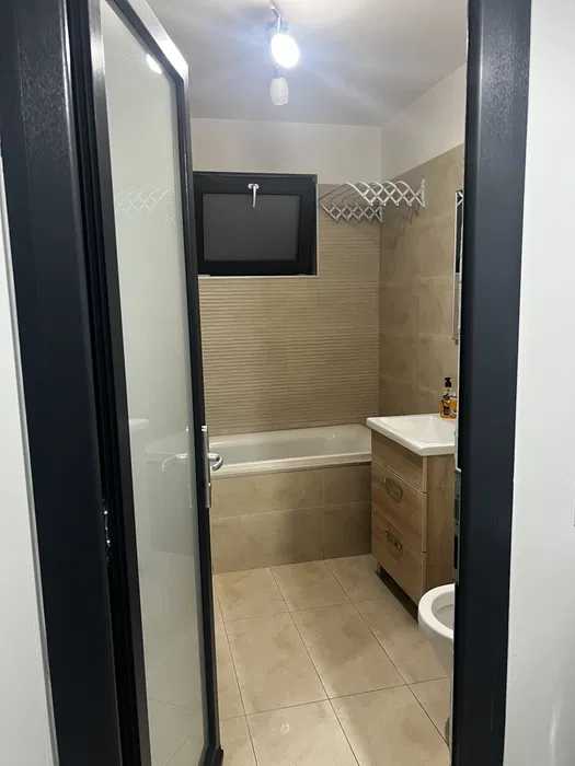Un bagno con bagno e TV