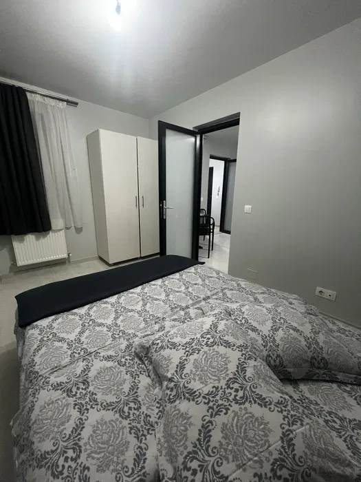 Una camera con letto e armadio