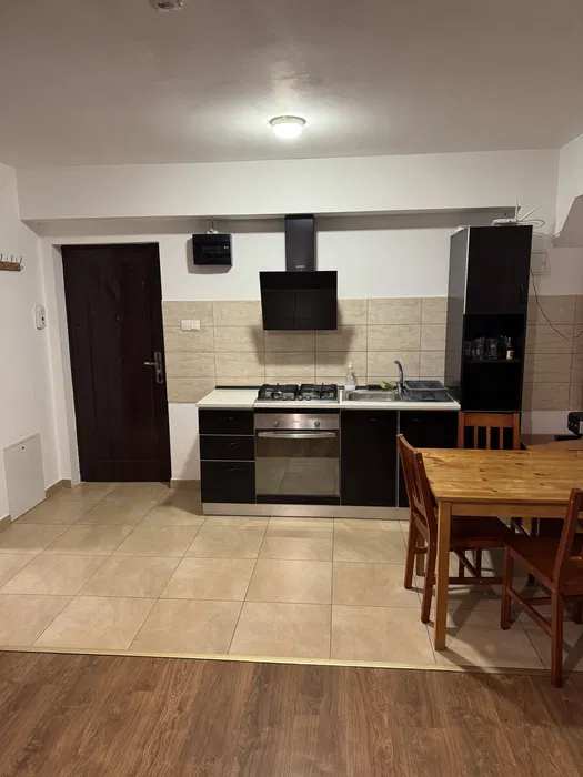 Una cucina con un forno e un tavolo
