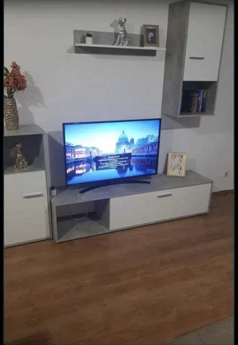 Una camera con TV a schermo piatto e una finestra