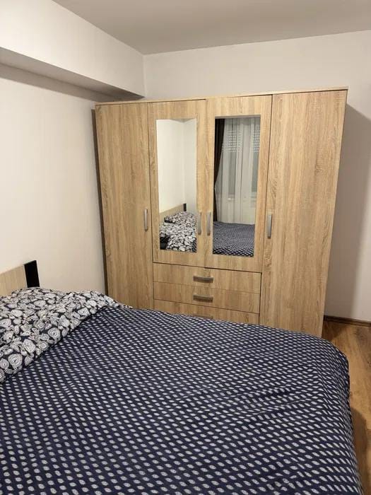 Una camera con letto e specchio