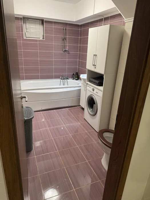 Un bagno con bagno e una lavatrice