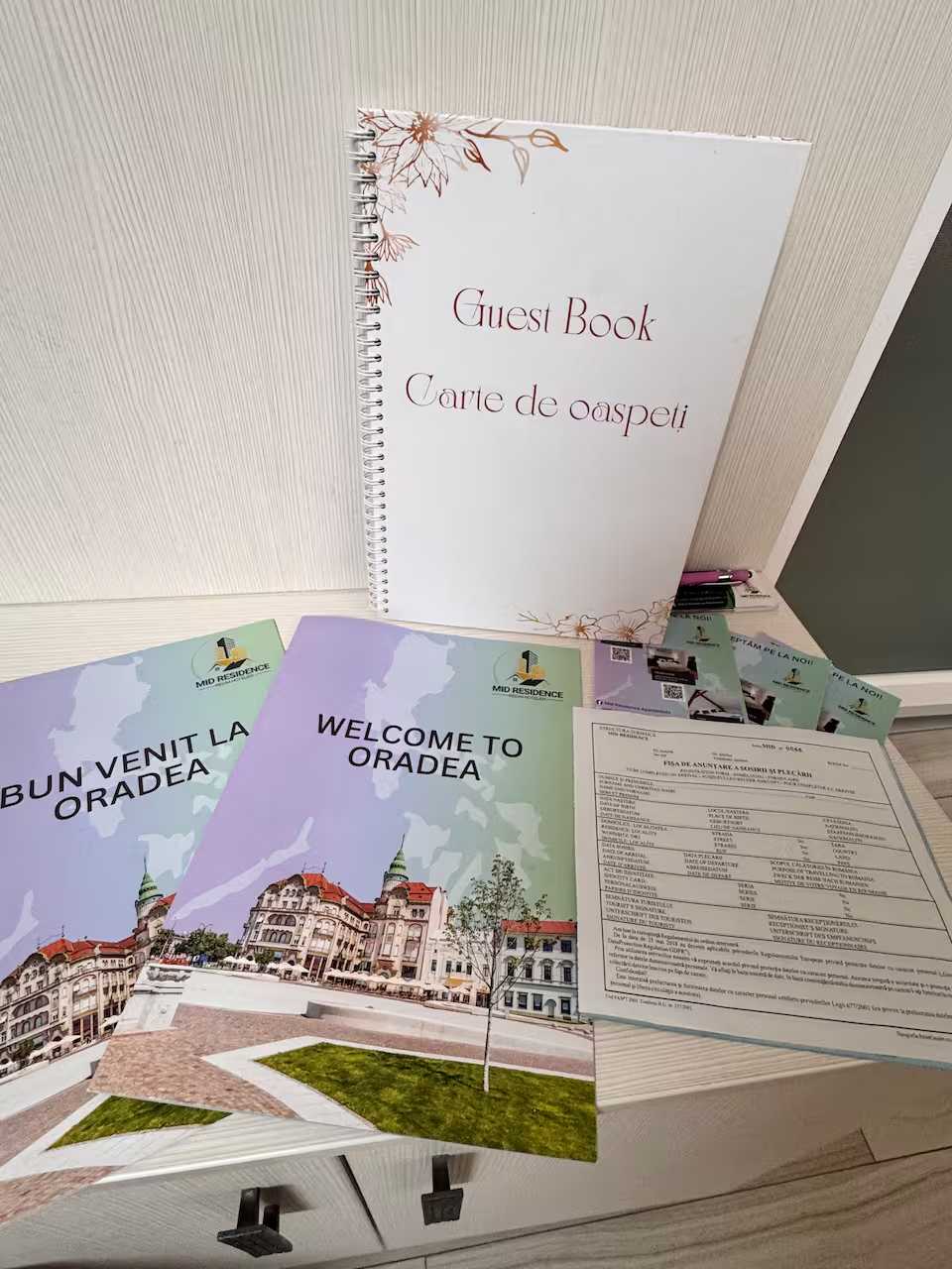 Un libro degli ospiti e una brochure per un hotel — appartamento a Oradea