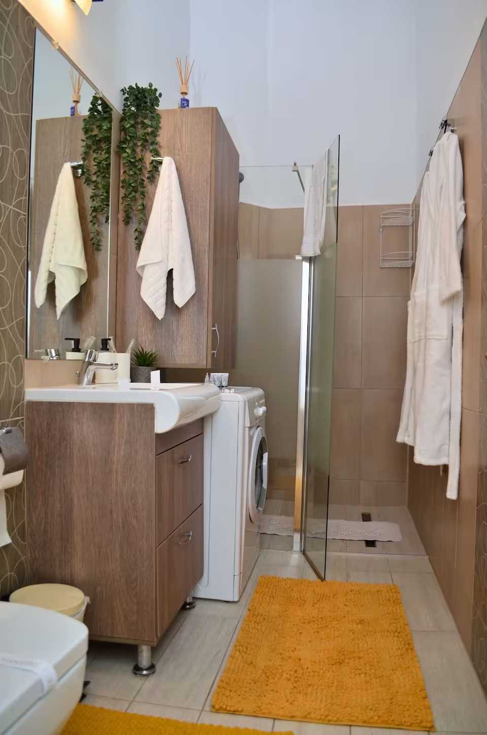 Un bagno con water bianco e doccia — appartamento a Oradea