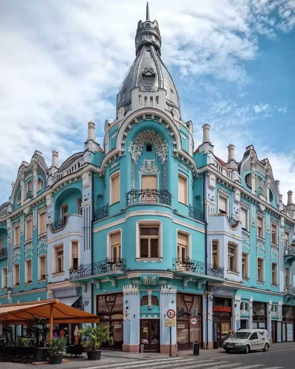 Una camera d'albergo blu e bianca con finestra — appartamento a Oradea