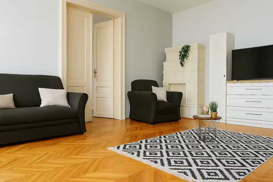 Un soggiorno con divano, sedia e camino — appartamento a Oradea