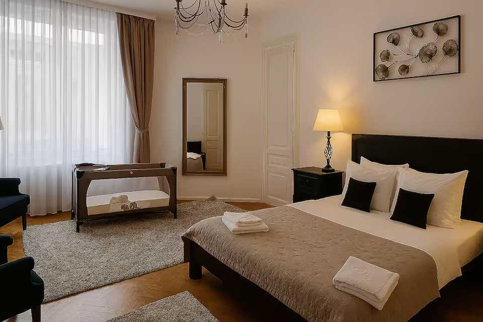 Una camera con un letto, uno specchio e una finestra — appartamento a Oradea