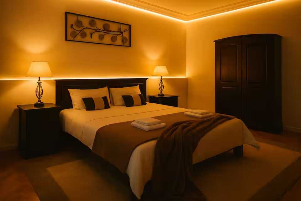 Una camera con un letto e una lampada — appartamento a Oradea