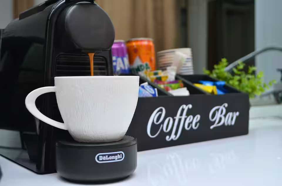 Un bar con macchina da caffè e una tazza di caffè — appartamento a Oradea