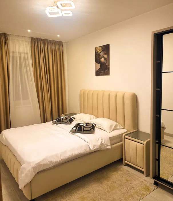 Una camera con letto e finestra — appartamento a Bucuresti
