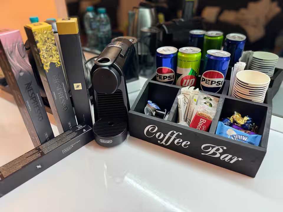 Una camera con una caffetteria e uno specchio — appartamento a Oradea
