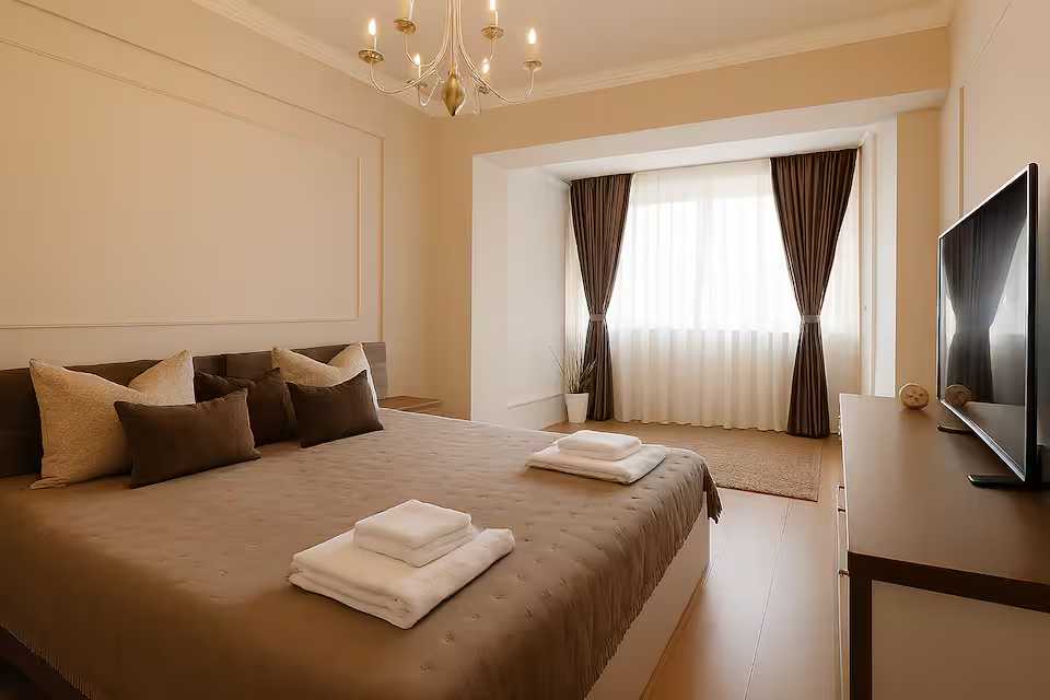 Una camera con letto e finestra — appartamento a Oradea