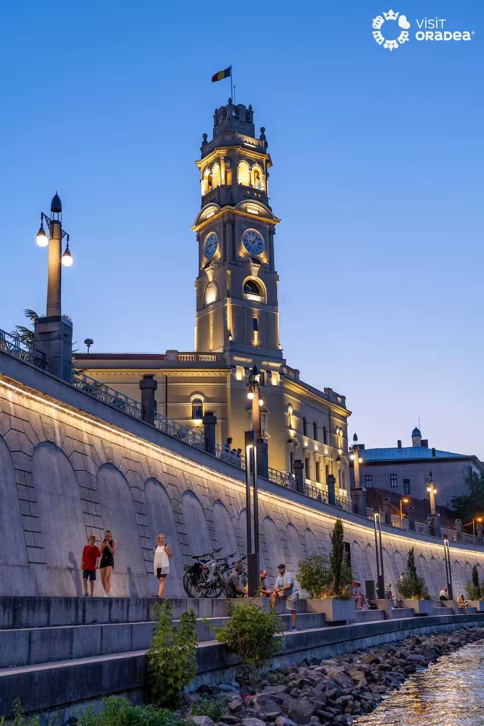 Una camera d'albergo con vista sulla torre dell'orologio — appartamento a Oradea