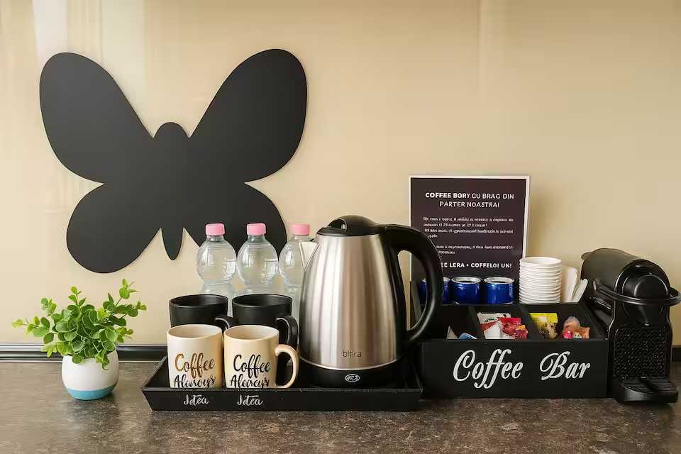 Un bar con macchina da caffè e bottiglie d'acqua — appartamento a Oradea