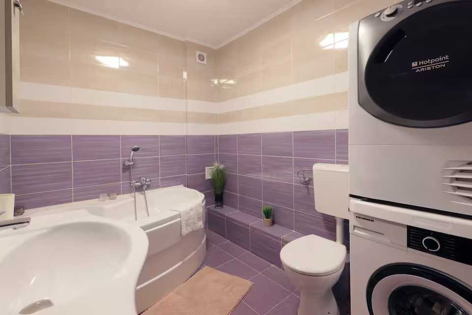 Un bagno con wc, lavandino e divano — appartamento a Oradea