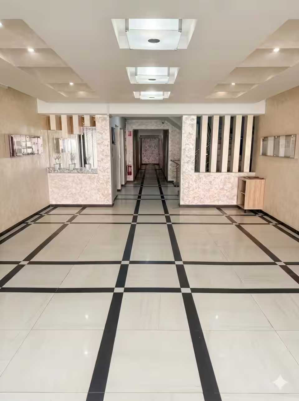 Un corridoio in un hotel — appartamento a Oradea