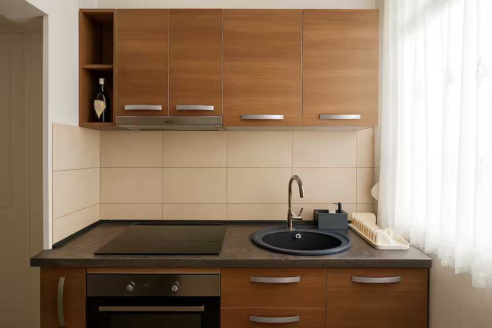 Una cucina con una tazza e un forno — appartamento a Oradea