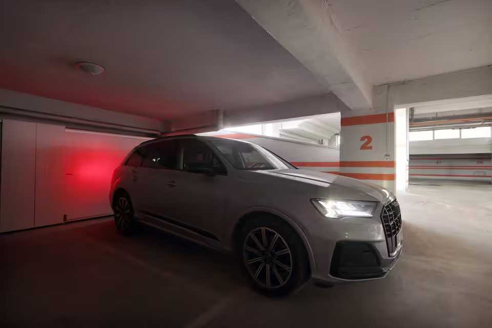 Un'auto bianca è parcheggiata in un garage — appartamento a Oradea