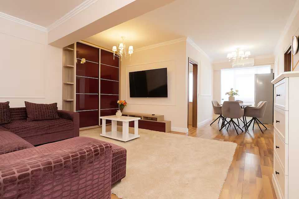 Un soggiorno con divano, sedia e TV — appartamento a Oradea