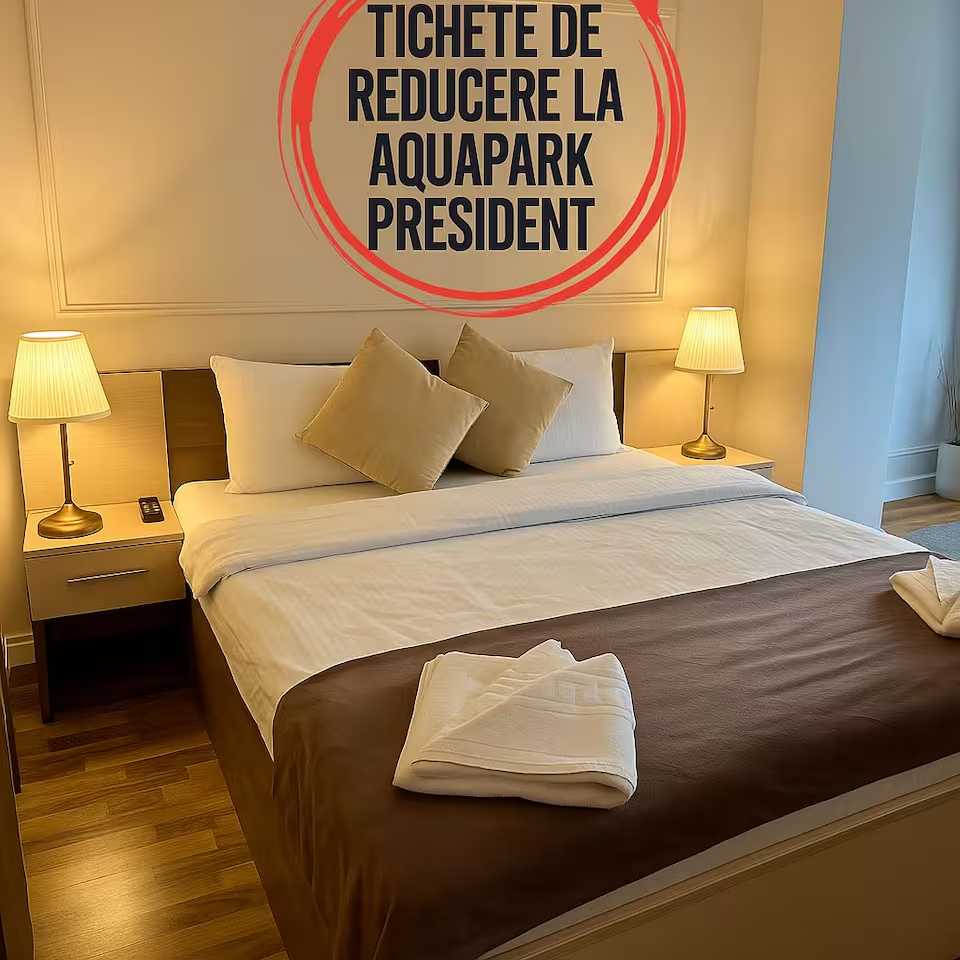 Una camera con un letto, una lampada e una finestra — appartamento a Oradea
